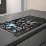 ガゲナウの新作「The Vario cooktops 200 series」は、コンパクトなサイズながら性能は抜群。ブラックを基調としたスタイリッシュなデザインが特徴的。