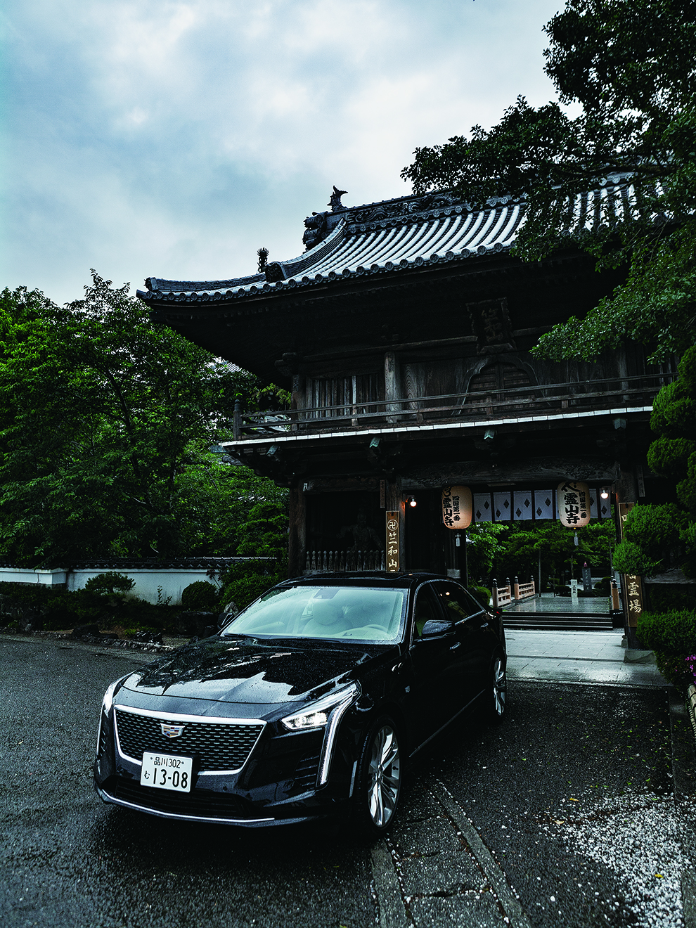 霊山寺の山門とキャデラック