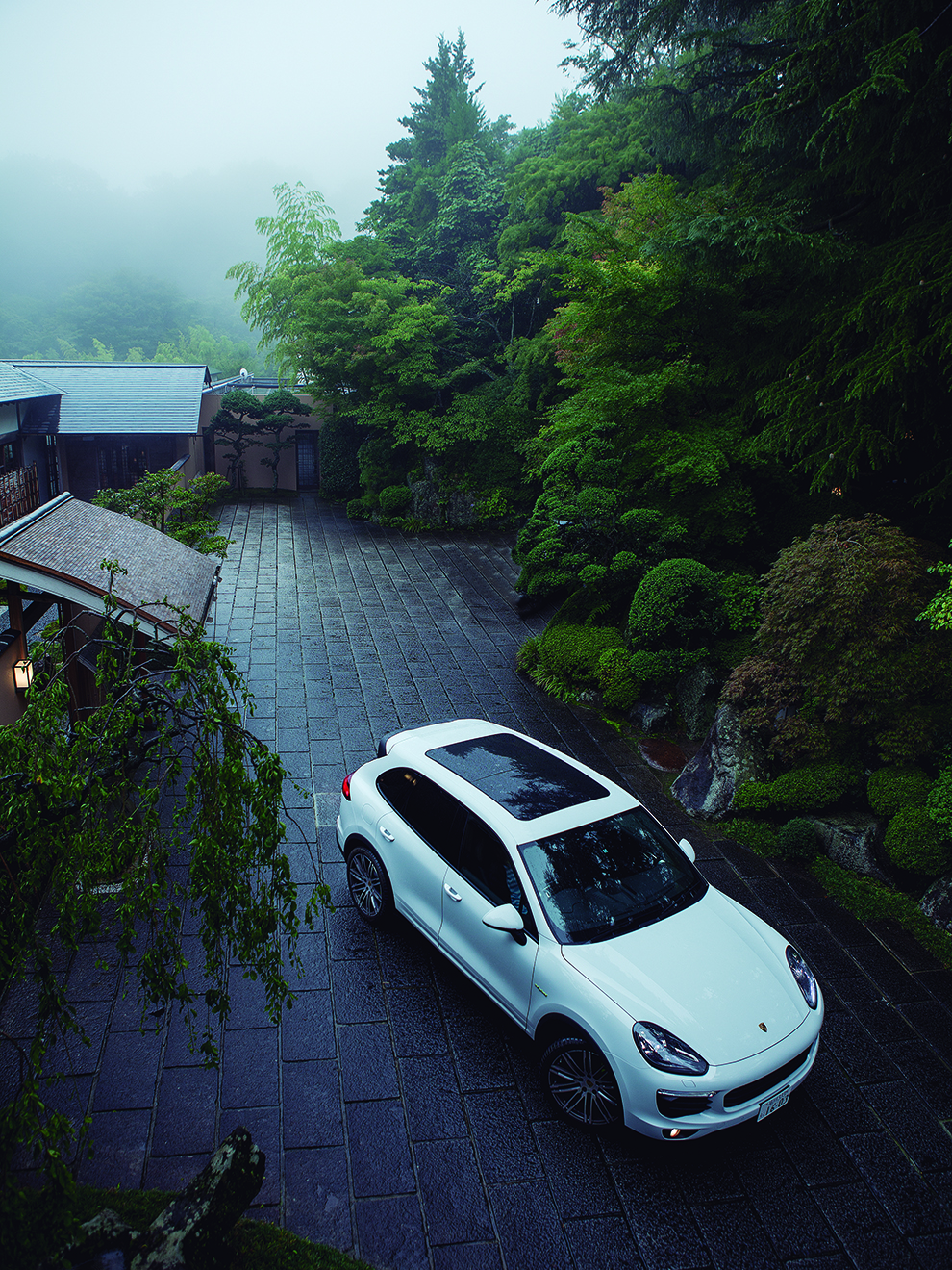 ポルシェ カイエンS E-ハイブリッドと雨でぬれた石畳