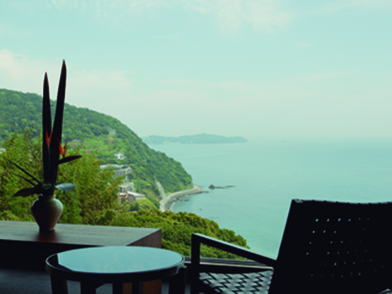 館内から眺める海の絶景