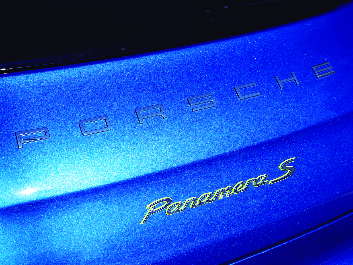 Panamera Sのロゴ