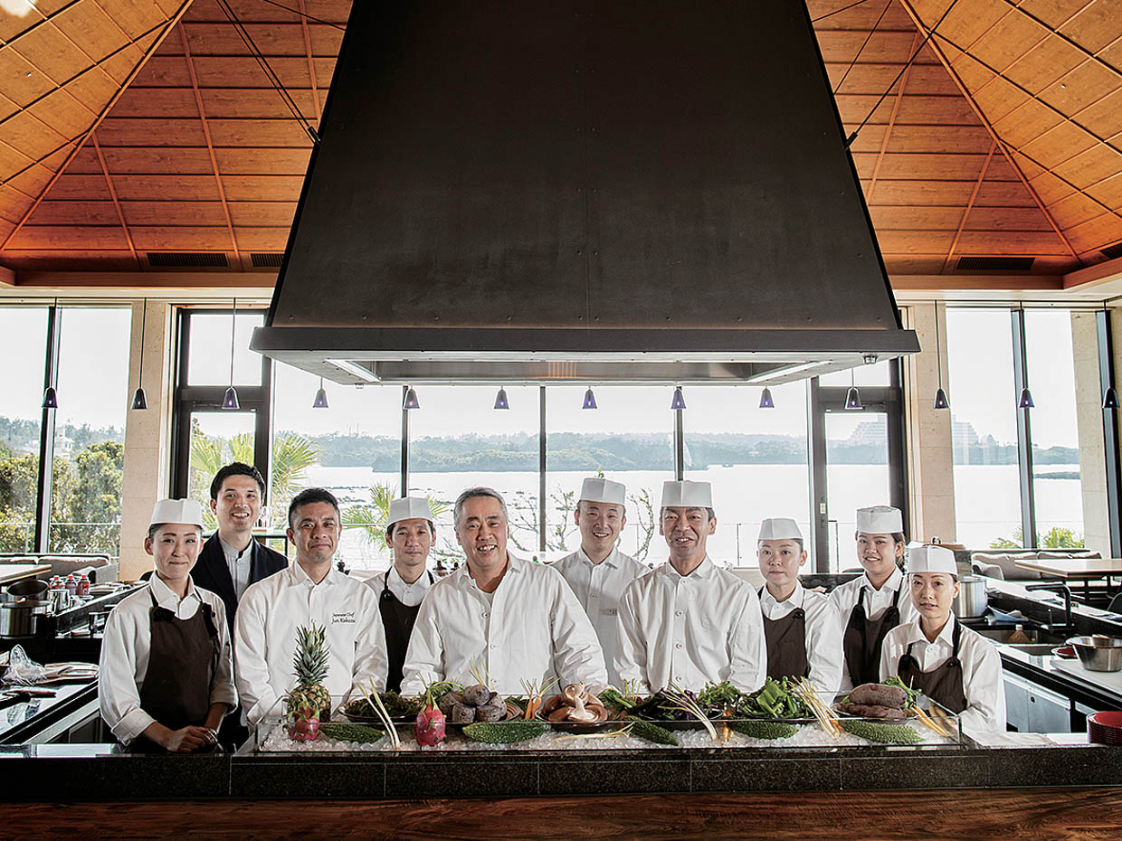 「シラカチ・炉端」の料理顧問・プロデューサーに就任した神田裕行さん（中央）。同店の宮城進スーシェフを中心に神田さん渾身のレシピで料理を作る。