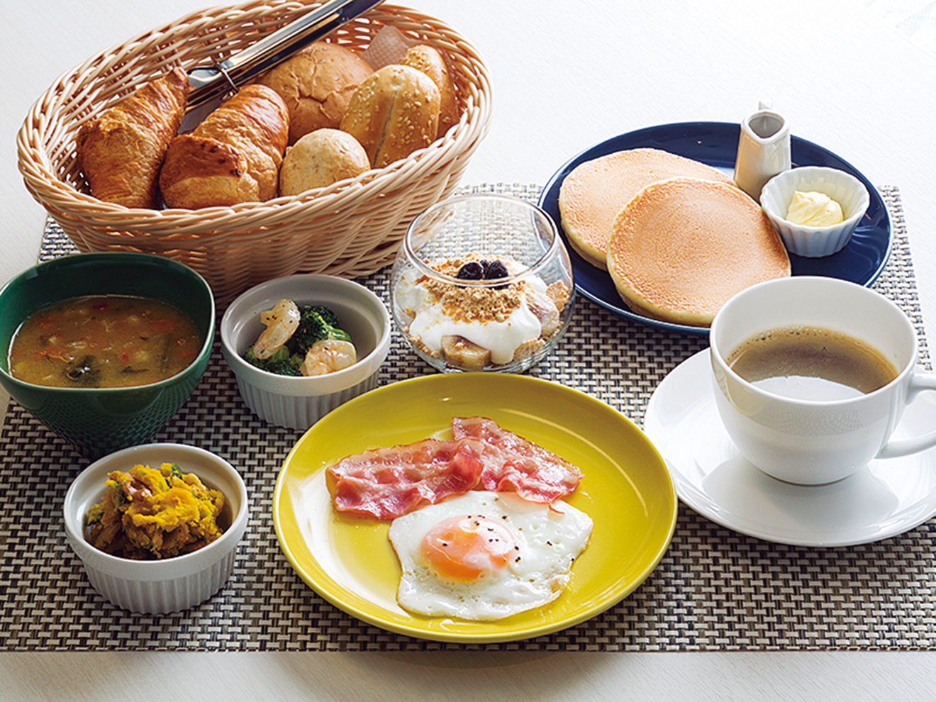 朝食はコーヒーと焼きたてパンヨーグルト等を用意。有料のアラカルトをプラスしてもワンコイン以内。