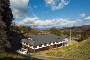 のどかな田園風景の中に立つ常盤座