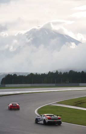 富士山の裾野に広がるサーキットは、壮大な景色も見どころだ。