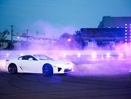 氷上を滑るようなCAR SHOWには見とれてしまうばかりだ。