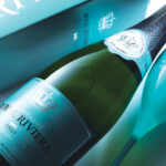 「CHAMPAGNE ROYAL RIVIERA Brut Supreme（NON-VINTAGE）」。ピノ・ノワール50%、シャルドネ40%、ピノ・ムニエ10％を絶妙にブレンドした、都会を彩る優雅な花束のような味わい。