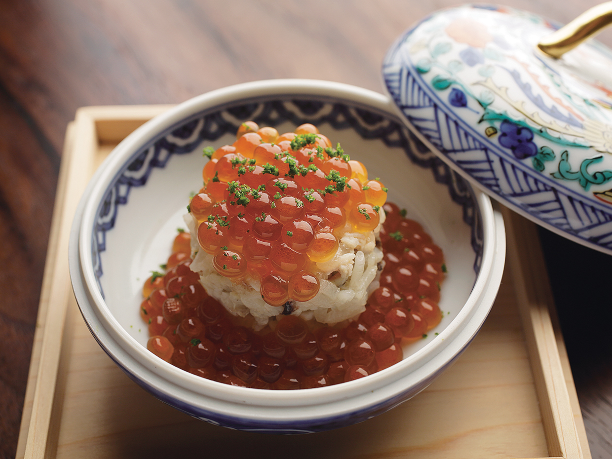 一粒一粒が輝く北海道産の生筋子と佐賀県産の蟹を贅沢に使用した飯蒸し。