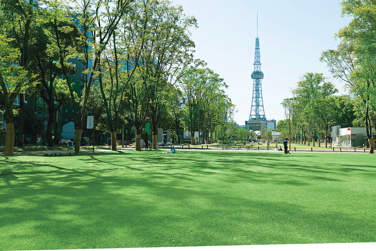 テレビ塔がシンボリックにそびえる久屋大通公園。南北約2kmに渡って並木や芝生が緑の風景を生み出し、人々が集う都市のオアシスとなっている。  ※掲載の環境写真は2020年10月に撮影したものにCG加工を施しており、実際とは多少異なります。