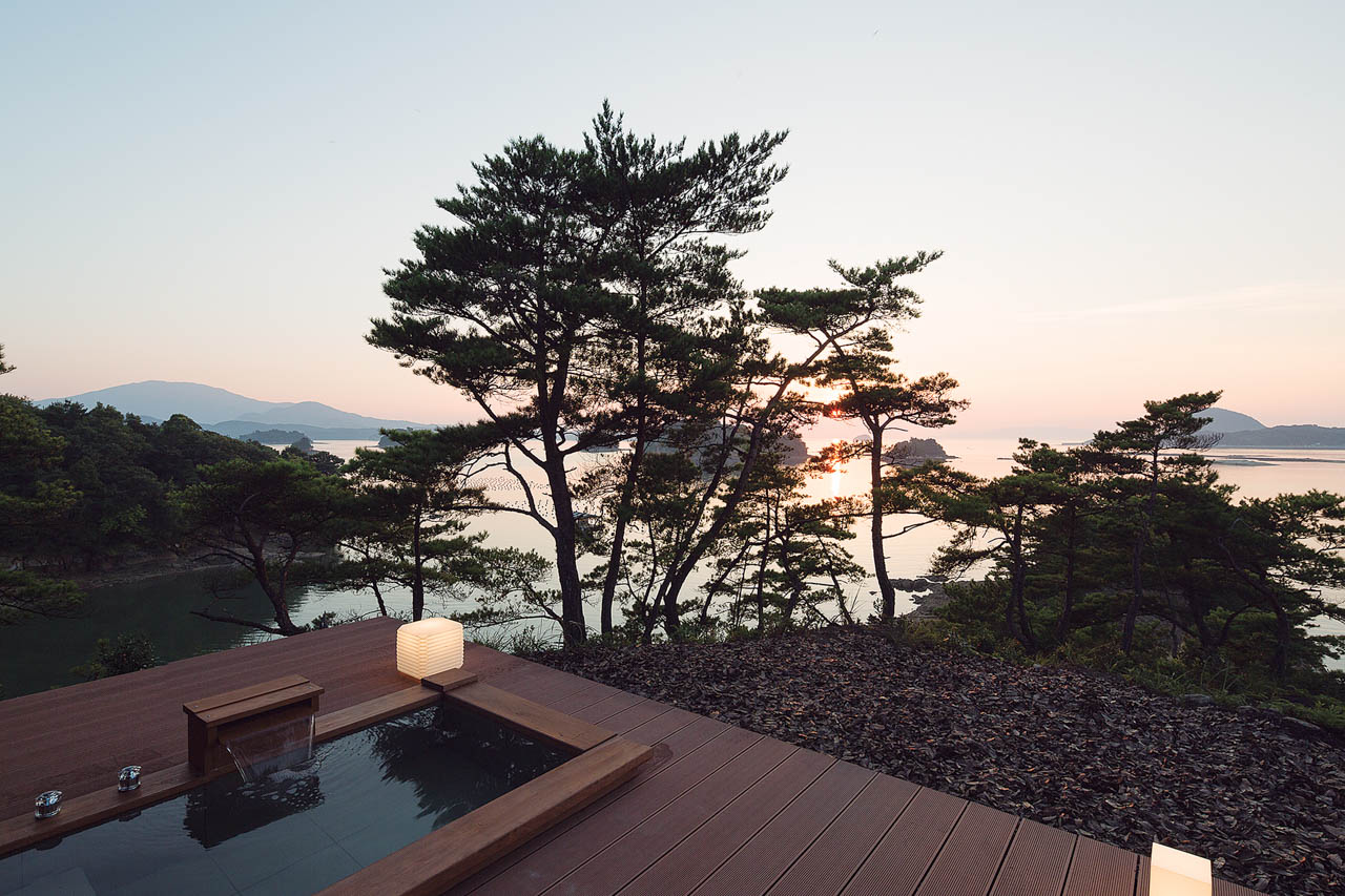 天草の雄大な海に夕陽が沈む風景を眺めながら、露天風呂で過ごすくつろぎの時間。心も体もじんわりとほぐれる、至福のひとときだ。