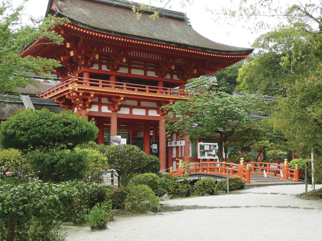 重要文化財に指定される上賀茂神社の楼門と玉橋。1000年の歴史を経ても変わることのない眺めがある。