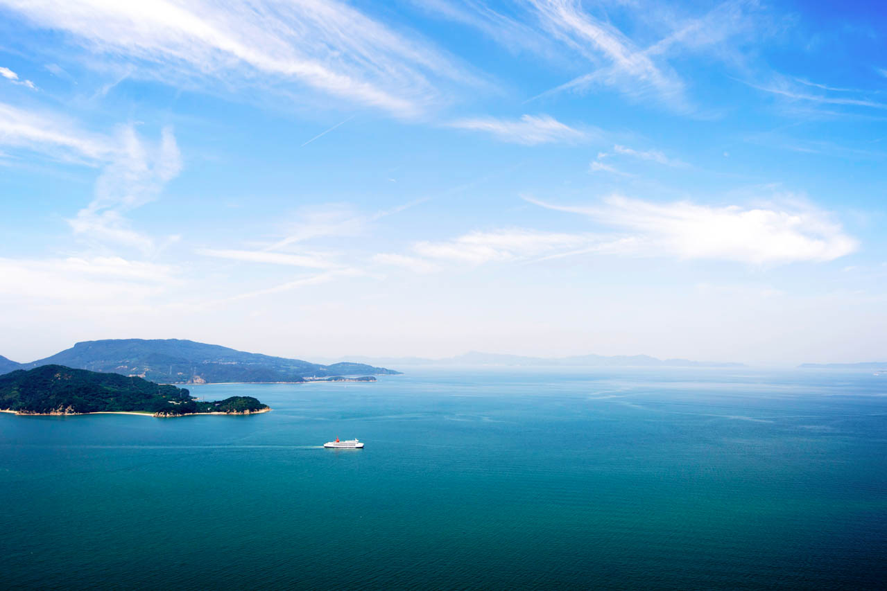 大小の島々が浮かぶ風光明媚な瀬戸内海の景色を眺めながらフェリーで小豆島に向かう時間は、これから始まる旅への期待を盛り上げてくれる。