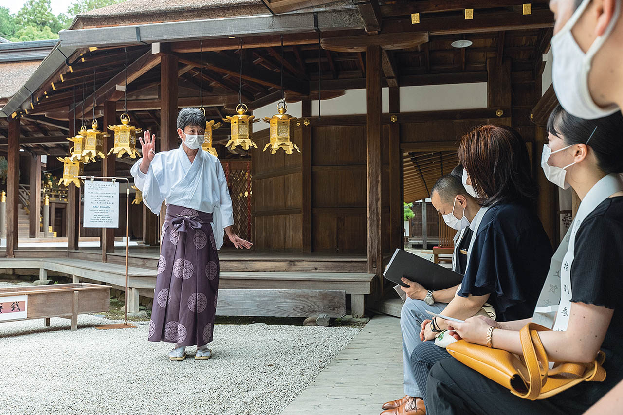 お祓いを受け、通常は立ち入ることができない本殿前の神域へ。