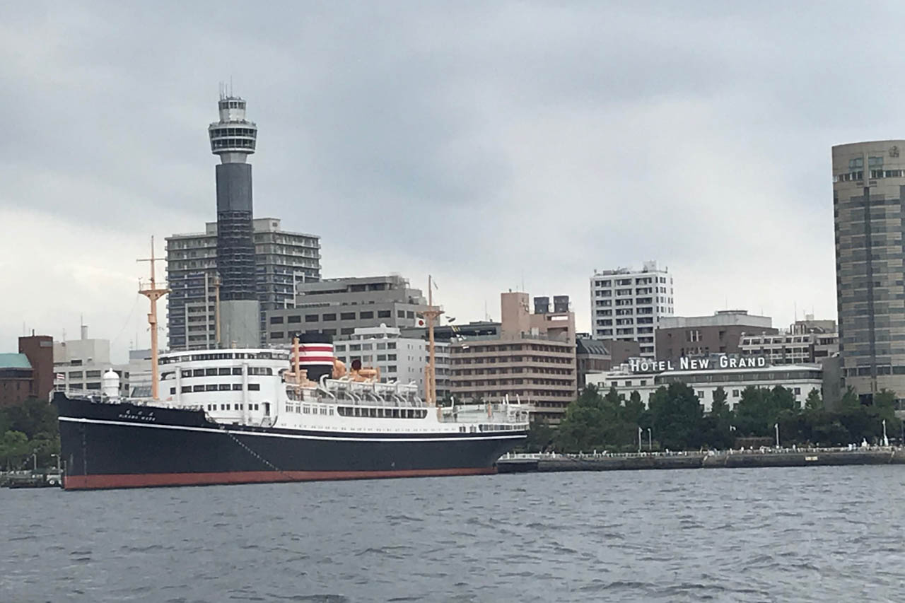 客室からは山下公園の桟橋に係留されている日本郵船氷川丸も眺めることができる。