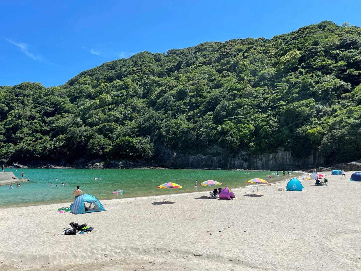 ホテルから徒歩5分の鍋田浜海水浴場。透明度抜群なので、シュノーケリングも楽しめる。