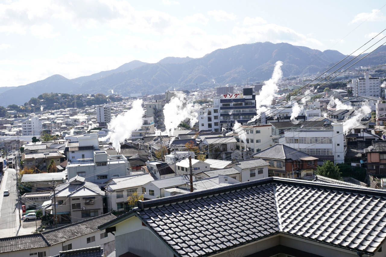 あらゆるところから湯気が出ている別府の街