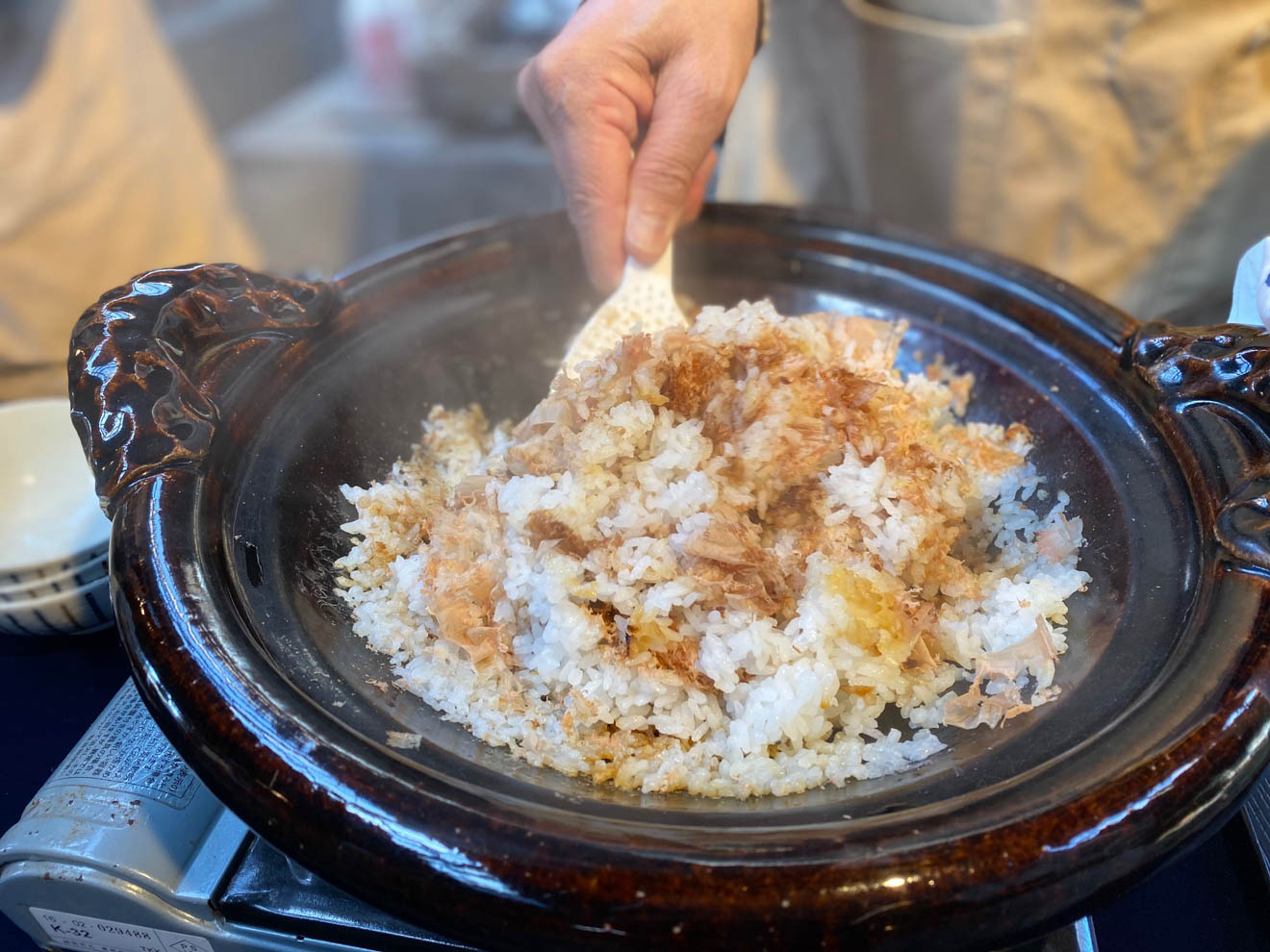 鰹節いぶし小屋体験で供された、鰹節ごはん。思い返すだけで顔がにやけるおいしさだ。