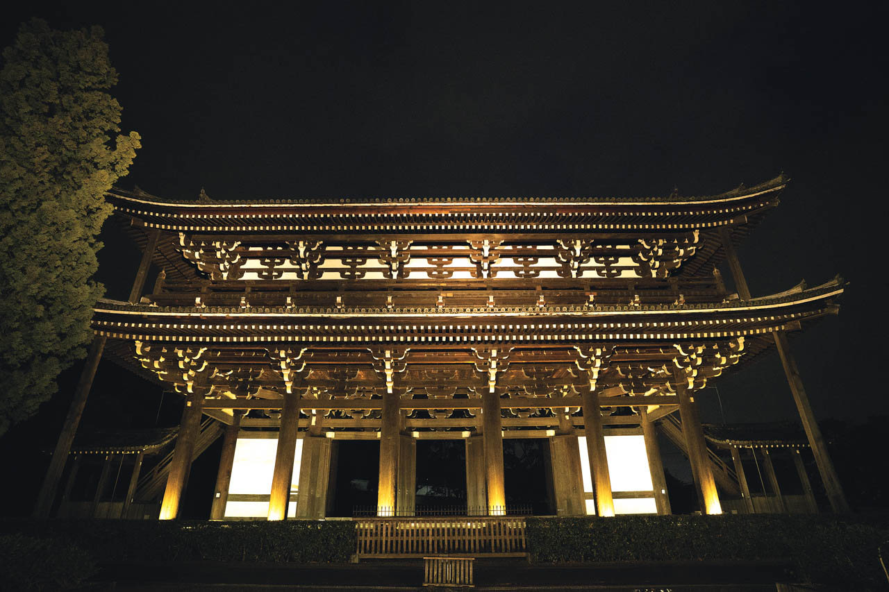 国宝の東福寺三門。足利義持が再建したもので、現存する禅寺の山門としては日本最古にして最大。写真提供：大本山 東福寺